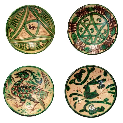 Sub.:25 - Lote: 1594 -  Lote de cuatro platitos en cermica de Punter policromada con decoracin animal geomtrica. Sello en la base.