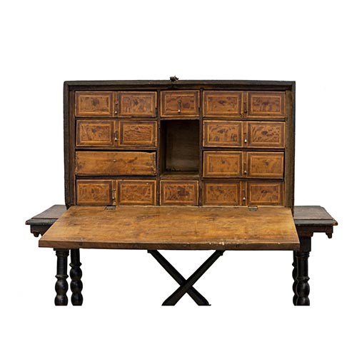 Sub.:25 - Lote: 1572 -  Bargueo con departamentos interiores y mesa en madera de pino con patas torneadas y fiadores de madera. Tapa del bargueo retallada.