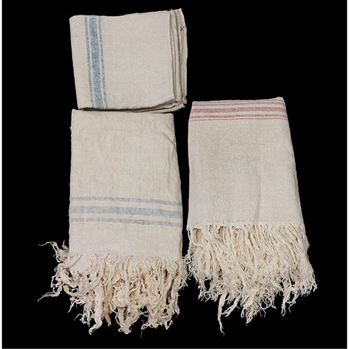 Sub.:25 - Lote: 1616 -  Tres toallas de lino, dos de ellas con flecos.