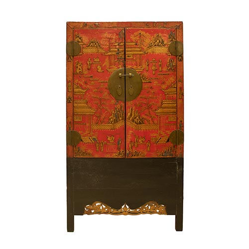 Sub.:25 - Lote: 1603 -  Armario oriental en madera con dos puertas centrales lacadas decoradas con relieves orientales dorados. Herrajes en bronce.