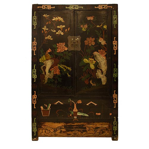 Sub.:25 - Lote: 1573 -  Armario oriental en madera lacada y tallada. Dos puertas centrales con decoracin animal y vegetal policromada y herrajes en bronce.