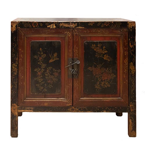 Sub.:25 - Lote: 1515 -  Cabinet oriental en madera policromada. Dos puertas centrales con paneles decorados con aves y flores. Herrajes en bronce.