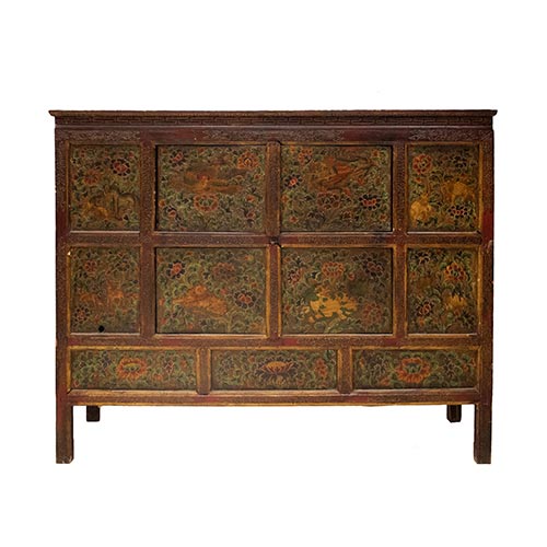 Sub.:25 - Lote: 377 -  Cabinet tibetano en madera con escenas frontales talladas y policromadas.
