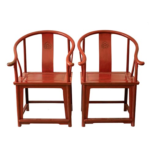 Sub.:25 - Lote: 372 -  Pareja de sillones chinos en madera lacada en rojo con respaldo en forma de herradura y decoracin tallada.