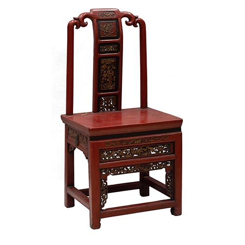 Sub.:25 - Lote: 1513 -  Silla oriental de estudiante en madera lacada con cajn en el asiento. Motivos tallados dorados en respaldo y cajn.