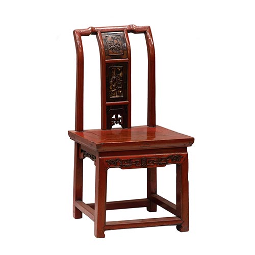 Sub.:25 - Lote: 376 -  Silla oriental de estudiante en madera lacada. Motivos tallados y calados en respaldo y asiento.