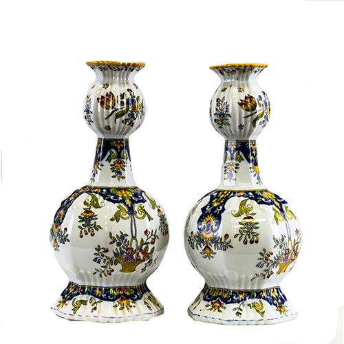 Sub.:25 - Lote: 1375 -  Pareja de jarrones en porcelana esmaltada con decoracin floral, franceses.