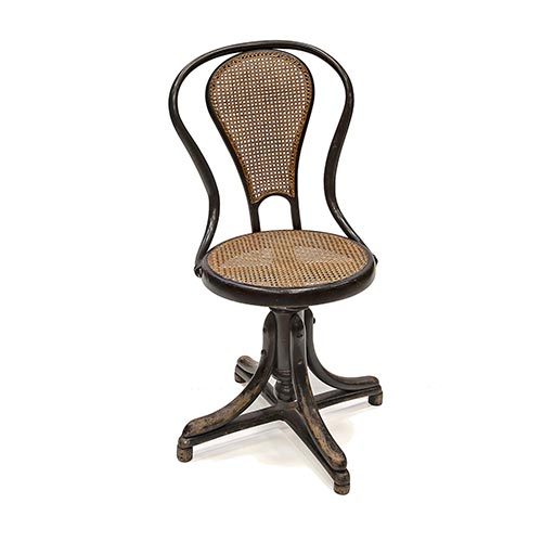 Sub.:26 - Lote: 218 -  Silla giratoria tipo thonet con rejilla en asiento y respaldo.