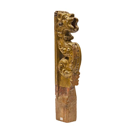 Sub.:26 - Lote: 1379 -  Palomilla de lmpara votiva con forma zoomorfa en madera tallada y dorada. S. XVII.
