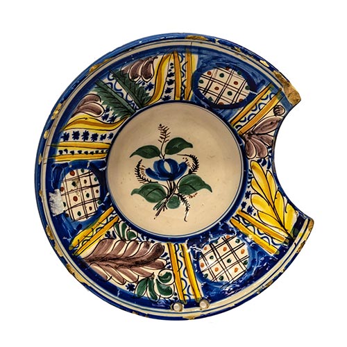 Sub.:26 - Lote: 281 -  Bacia en cermica de Manises, decorado en azules y amarillos con motivos florales en el centro. siglo XIX