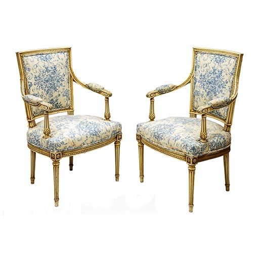 Sub.:26 - Lote: 308 -  Pareja de butacas estilo Luis XVI lacadas en blanco con tapicer�a azul celeste.