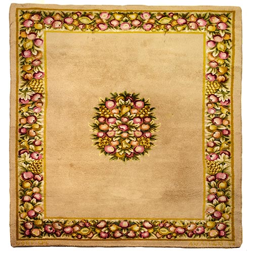 Sub.:26 - Lote: 309 -  Alfombra de nudo espa�ol con cenefa y centro en motivos florales.