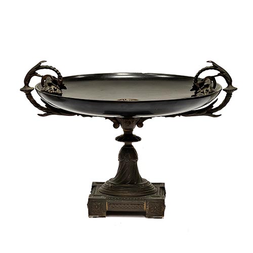 Sub.:26 - Lote: 173 -  Centro peque�o en m�rmol belga con dos asas y base en metal.