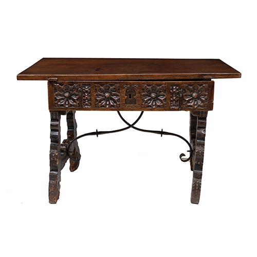Sub.:26 - Lote: 258 -  Mesa de pata de lira con caj�n tallado y fiadores de hierro. Siglo XVII. 