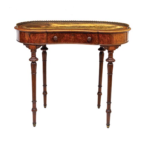 Sub.:26 - Lote: 174 -  Mesa de ri��n en ra�z de nogal, con tapa de cuero y galer�a de bronce. 