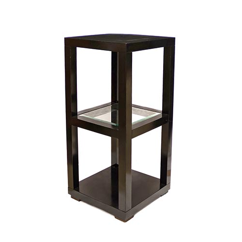 Sub.:26 - Lote: 471 -  Mueble auxiliar en madera lacada en negro con balda de cristal.
