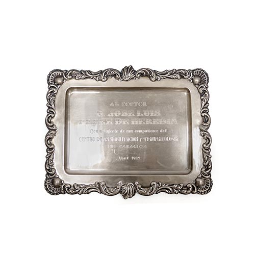 Sub.:26 - Lote: 347 -  Bandeja rectangular en plata con inscripcin grabada. Peso: 275 gr.