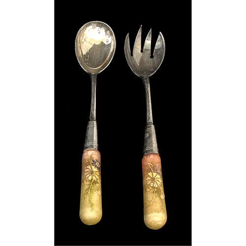 Sub.:26 - Lote: 363 -  Cuchara y tenedor de servir en metal plateado marca WMF con mango en cristal pintados con temas florales. Finales del siglo XIX.