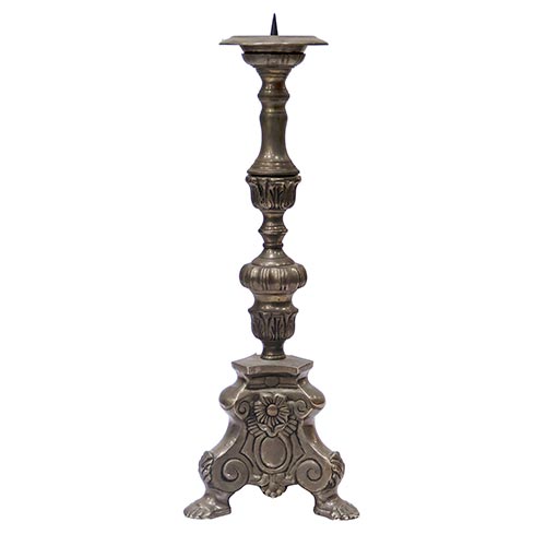 Sub.:26 - Lote: 304 -  Candelero en bronce. Modelo siglo XVIII, realizado en el s. XX.