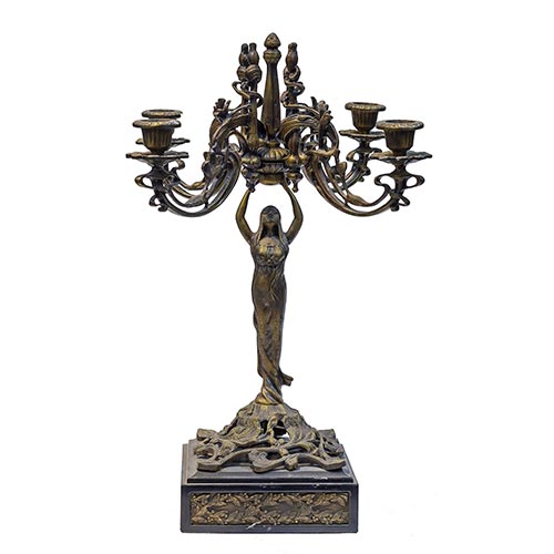 Sub.:26 - Lote: 444 -  Candelabro en bronce de cuatro luces sobre base de resina y figura de dama.