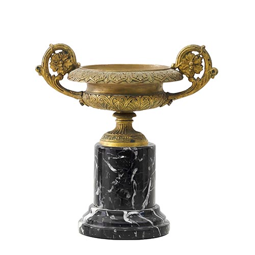 Sub.:26 - Lote: 227 -  Copa en bronce con forma de cratera sobre base de m�rmol. s. XIX