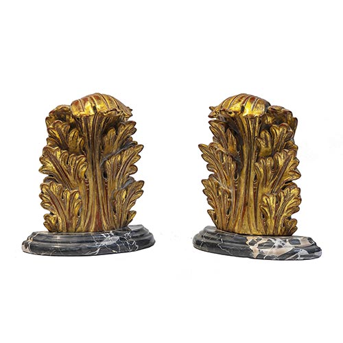 Sub.:26 - Lote: 270 -  Pareja de mensulas de colgar en resina dorada con forma de hojas de acanto y tapa de m�rmol.