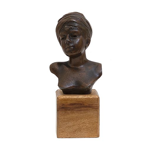Sub.:26 - Lote: 1376 - EMMANUEL VILLANIS (Francia, 1858-1914) Busto de dama en calamina patinada sobre base en madera. Firmado.