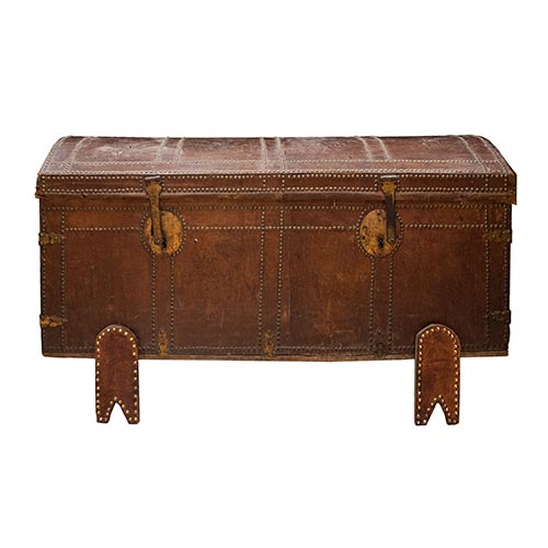 Sub.:26 - Lote: 252 -  Ba�l de tapa curva encorado con aplicaciones en bronce de cantoneras y tachuelas. s. XVIII. 