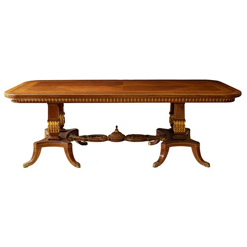Sub.:26 - Lote: 1377 -  Mesa de comedor en madera con decoracin tallada y dorada.
