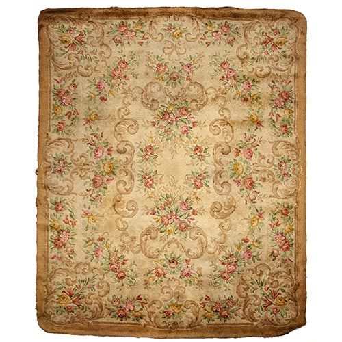 Sub.:26 - Lote: 310 -  Alfombra de nudo espa�ol con decoraci�n floral en tonos rosas y verdes sobre campo beige.