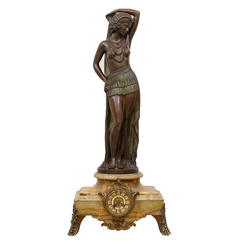 Sub.:26 - Lote: 273 -  Escultura en bronce patinado de estilo modernista. Apoya sobre reloj en nix y bronce con patas en madera dorada. Siglo XX.