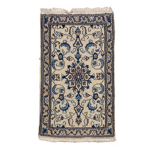 Sub.:26 - Lote: 464 -  Pequea alfombra tipo persa con decoracin geomtrica en tonos blancos y azules.