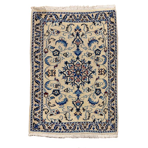 Sub.:26 - Lote: 463 -  Pequea alfombra tipo persa con decoracin geomtrica en tonos blancos y azules.
