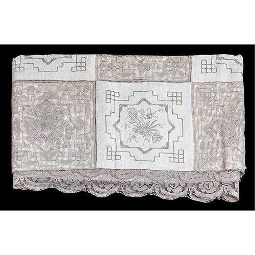 Sub.:26 - Lote: 336 -  Mantel de hilo con decoraci�n geom�trica bordada.