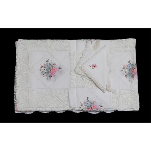 Sub.:26 - Lote: 340 -  Mantel en hilo de algodn con decoracin bordada floral y ganchillos. Con doce servilletas.