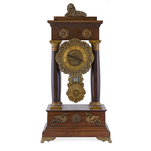 Sub.:26 - Lote: 202 -  Reloj de sobremesa en madera de caoba con columnas. 