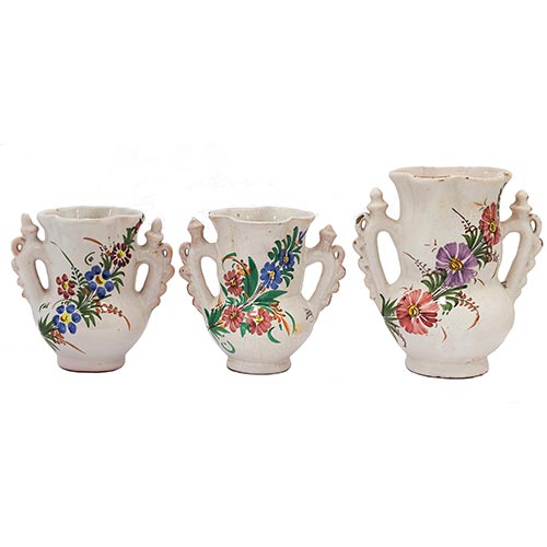 Sub.:26 - Lote: 409 -  Lote de tres jarras de novia en cermica policromada con decoracin floral. 