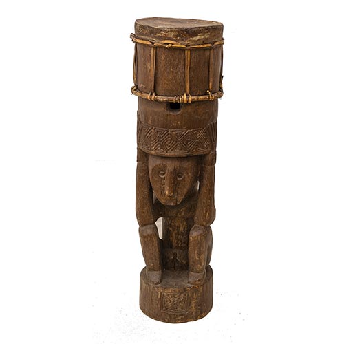 Sub.:26 - Lote: 1210 -  Tambor africano con forma tubular realizado en madera y piel.