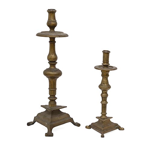 Sub.:26 - Lote: 1371 -  Dos candeleros realizados en bronce. Espaa, siglo XVIII.