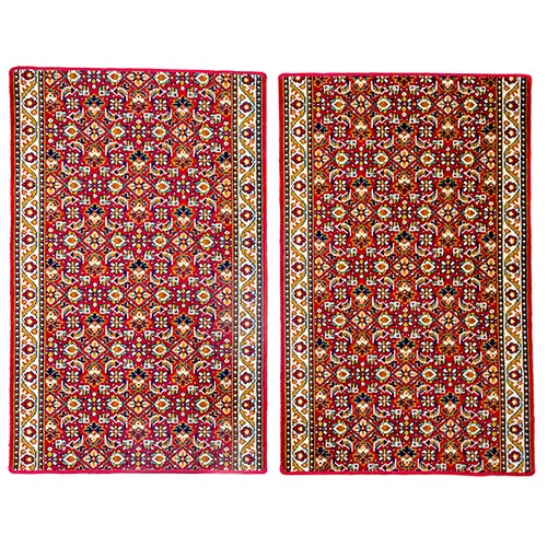 Sub.:26 - Lote: 311 -  Pareja de alfombras de cama tipo persa, con greca geomtrica en hojas dentadas para las orlas exteriores. 
