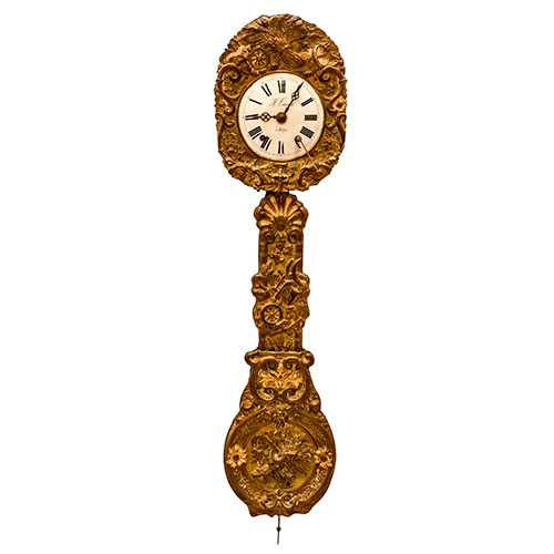 Sub.:27 - Lote: 1152 -  Reloj de pared Moretz de pndulo real en latn repujado y esfera en esmalte con numeracin romana