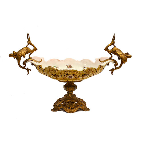 Sub.:27 - Lote: 395 -  Centro de mesa en porcelana con decoracin floral, pie y asas en forma de grullas en bronce