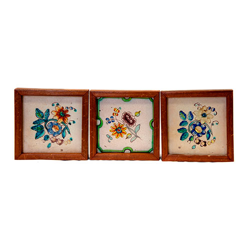 Sub.:27 - Lote: 224 -  Lotes de tres azulejos valencianos enmarcados. Pintados con representaciones florales.