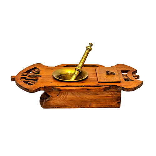 Sub.:27 - Lote: 246 -  Almirez en un peque�o soporte de madera de pinopara colgar, modernista.