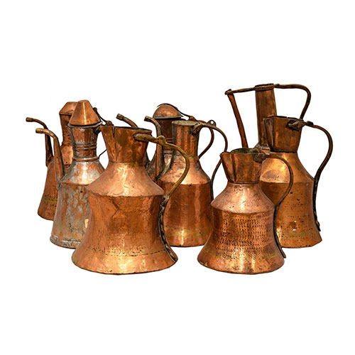 Sub.:27 - Lote: 280 -  Lote formado por ocho jarras realizadas en cobre, de diferentes tamaos.