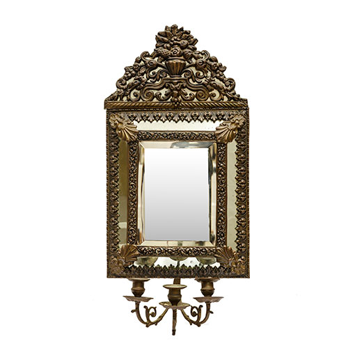 Sub.:27 - Lote: 264 -  Espejo con candelero de tres luces. Modelo Luis XIV en latn repujado, poca Napolen III