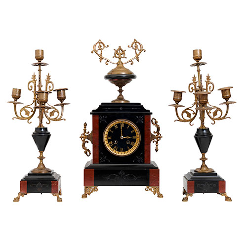 Sub.:27 - Lote: 429 -  Guarnicin de reloj de sobremesa en mrmol de dos colores con candelabros de cinco luces. Con llave y pndulo