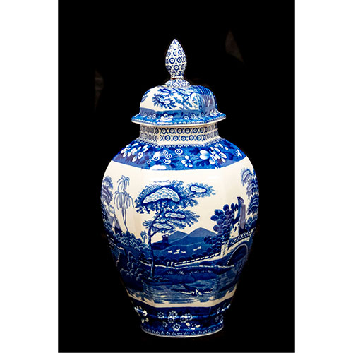 Sub.:27 - Lote: 1325 -  Tibor en porcelana inglesa con decoracin azul sobre fondo blanco