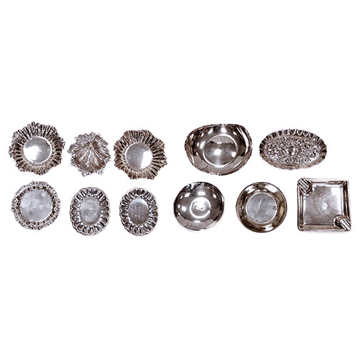 Sub.:27 - Lote: 223 -  Conjunto de once platitos y bandejas en plata punzonada de diversos tama�os.