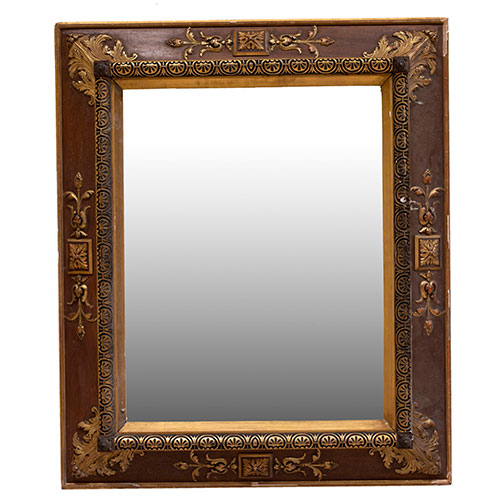 Sub.:27 - Lote: 300 -  Marco en madera estilo Alfonsino con entrecalle decorada y relieves en estuco dorado.